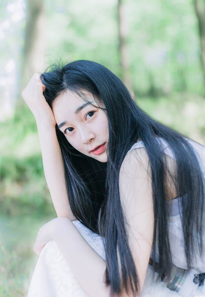 姐妹俩依言进来，大乔担忧的看了小乔一眼，连忙向吕布道：“夫君，妹妹她只是……毕竟当年也算相识一场，并不是……”